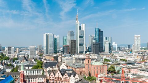 Ansicht Frankfurt am Main Man blickt auf Frankfurt am Main. Viele Häuser stehen im Vordergrund, darunter der Frankfurter Römer, ein Fachwerkensemble, dann sieht man die Skyline unter einem blauen Himmel mit Schleierwolken.