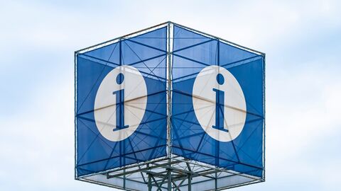 Symbolbild, welches für Information steht. Auf dem Foto ist ein blaues viereckiges Schild mit dem Buchstaben i auf weißem Grund zu sehen, welches vor blauem Himmel fotografiert ist.