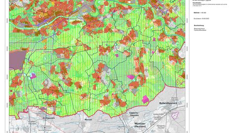 Ein mit grünen, rotbraunen und lila Flächen gezeichneter Ausschnitt eines Flächennutzungsplans des Regionalverbandes Frankfurt Rhein-Main mit einer Grenze. Der Rand der Karte mit den Flächen, die nicht zum Regionalverband Frankfurt Rhein-Main gehören, schwarz-weiß gezeichnet.